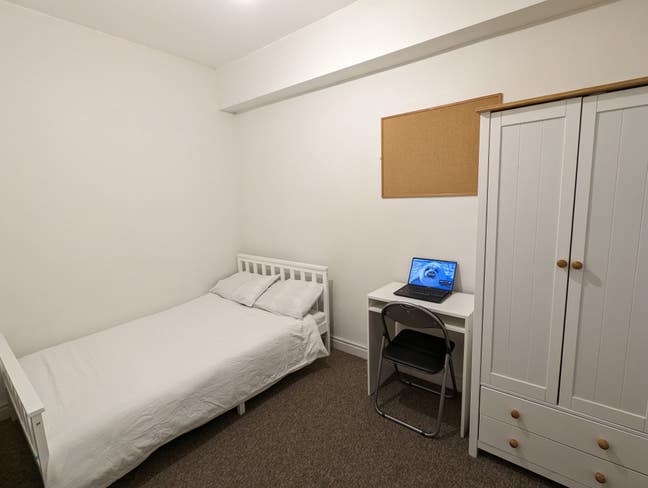 Double in clean 3 bed house.  5 min walk to centre Main Photo