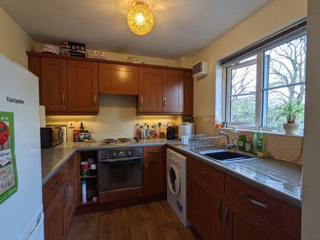 Double en-suite room available in Burley Main Photo