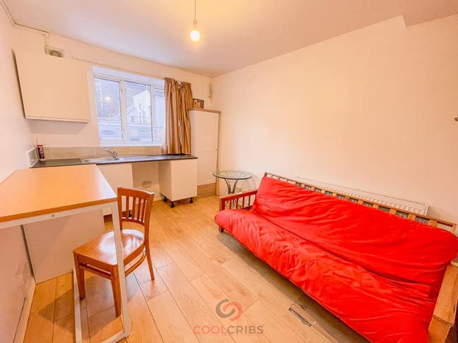 Bedsit in Holloway Road, Islington, London, N7 Main Photo