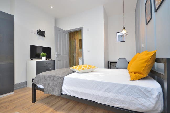 EN-SUITE ROOM  Main Photo