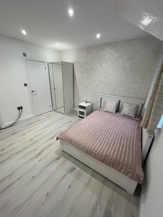 Lovely, extra large double bedroom ensuite ,  Main Photo