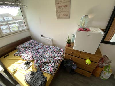 Single Room with Double Bed_Roehampton_Bills Inc Main Photo