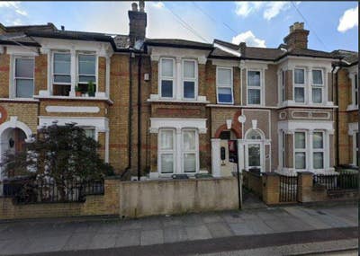 Lovely 5 Bedroom Terrace House Main Photo