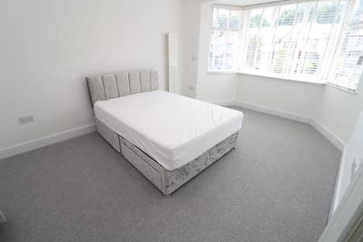 Perfect Modern Property - 5 Rooms  - Morden Main Photo