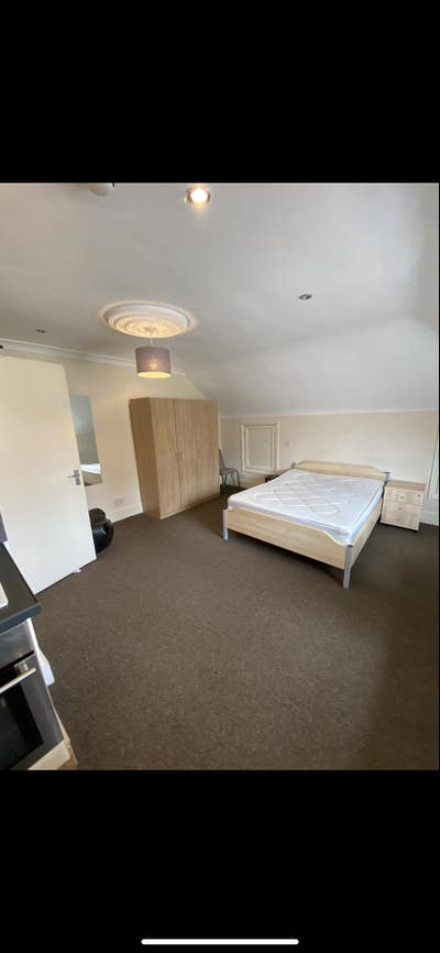 Large double oom to rent in the Polygon Main Photo