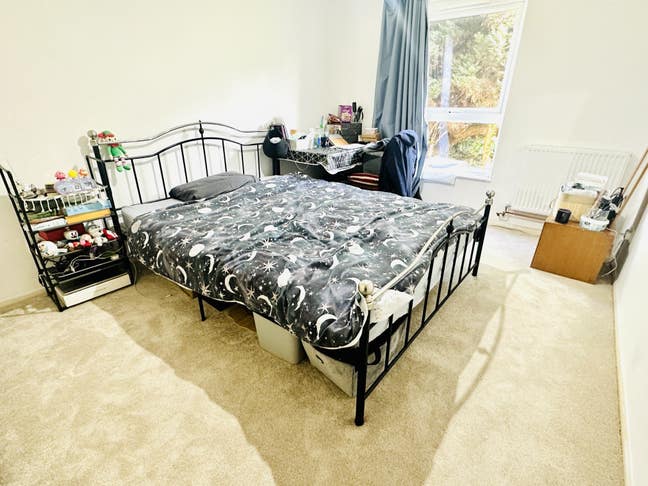 Large Double Room Main Photo