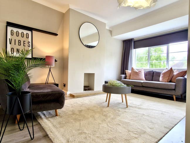 Lovely rm in great location, handy amenities. Main Photo