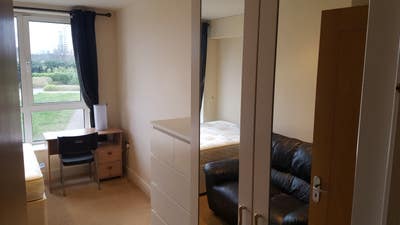Furnished Dbl Room *Bills Incl * Free Gym * Sauna Main Photo