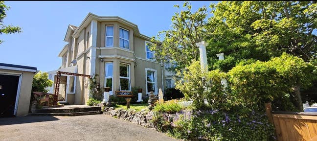 * Large double room ready now * Main Photo