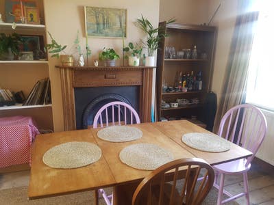 Double room in calm, comfy house - short-mid term Main Photo