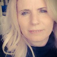 Professional female (50) looking for a double room Main Photo