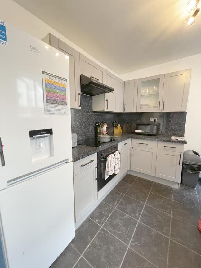 🏡 Spacious Double Bedroom in Great Location Main Photo