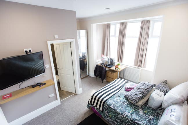 Stunning Hi-Spec Luxury En-Suite Room Available  Main Photo
