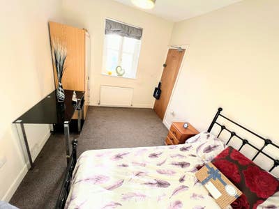 Room to rent - Oakley Street, NN1 Main Photo