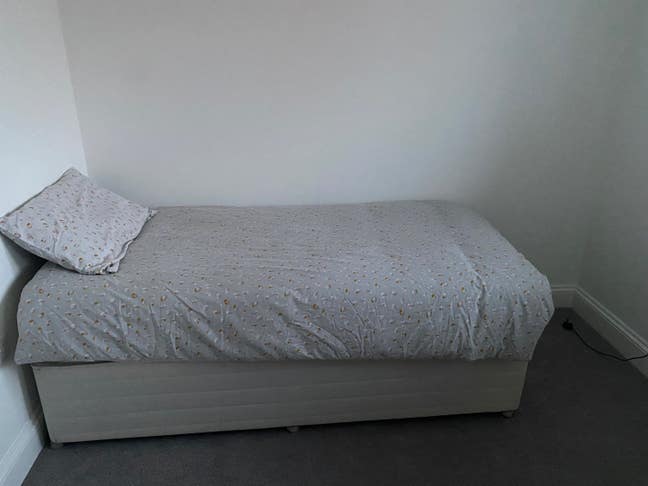 Single Bedroom in New Build House  Main Photo