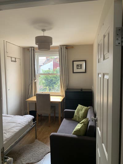 Double Room in nicely refurbished house  Main Photo