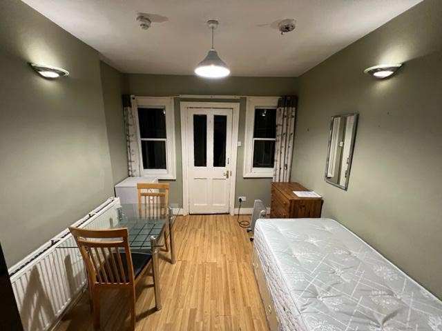Ensuite single in Kensington Olympia Main Photo