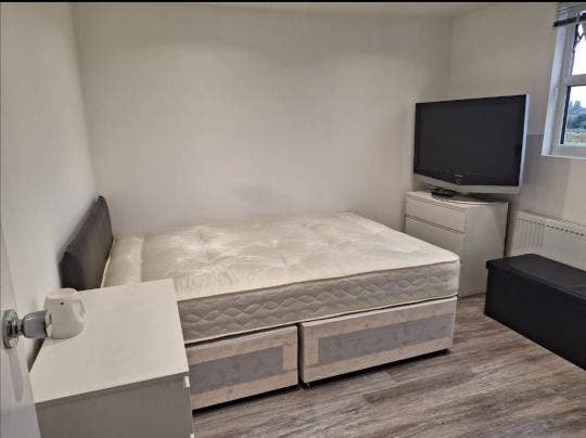 Spacious room in a clean and quiet house. Bills in Main Photo