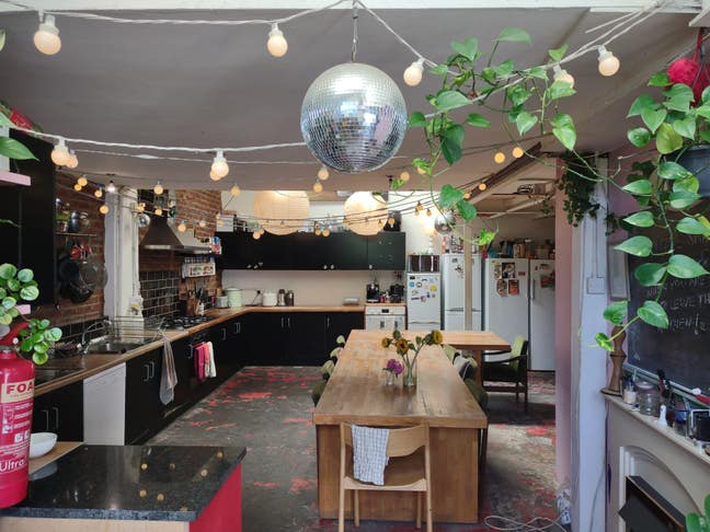 Double Room Available in Our Creative Warehouse! Main Photo