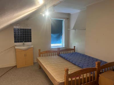 A nice single room for rent.   Main Photo