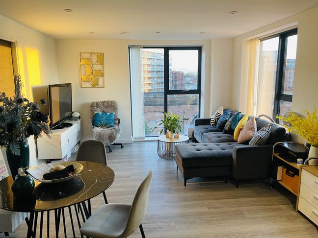 City center corner view apartment en-suite  Main Photo