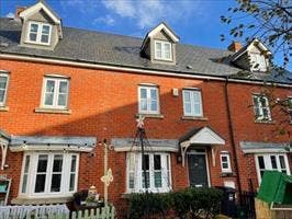 Room to rent in 4 bedroom house Main Photo