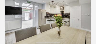 Introducing Amazing living space in Hanger Lane  Main Photo