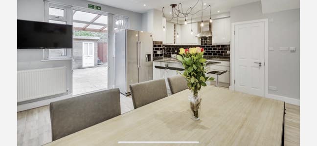 Introducing Amazing living space in Hanger Lane  Main Photo