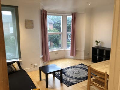2 dbl rooms in large 3-bed flat Available 2 April  Main Photo