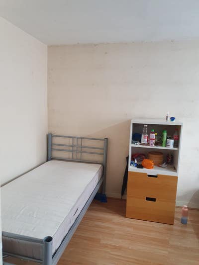  Bed  available  for man  sharing  double  room Main Photo