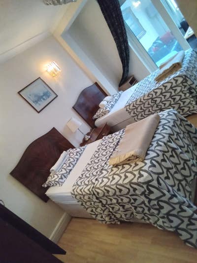  Family or friends share flats-central line Main Photo