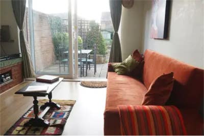 Room available in central house Main Photo