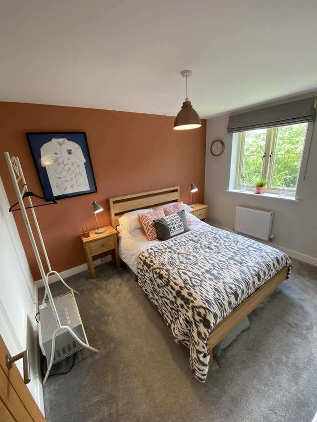 (Sun- Fri Only) Double bedroom & private bathroom Main Photo