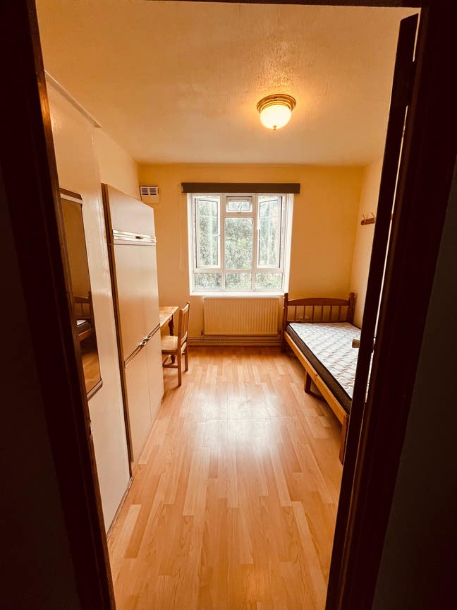 Single room available in White City  Main Photo