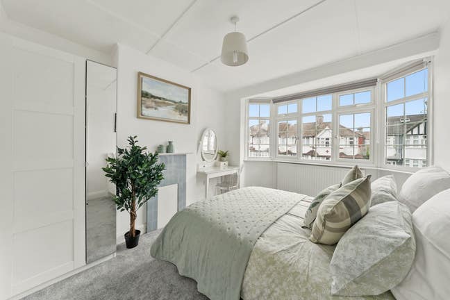 Newly Refurbished double/ single rooms No deposit Main Photo