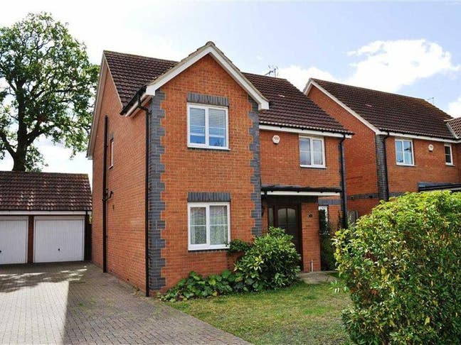 Great Double bedroom + off street parking Main Photo
