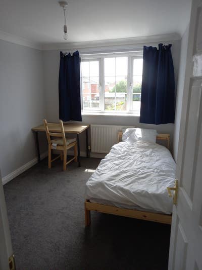 Quiet furnished room, garden, and parking Main Photo