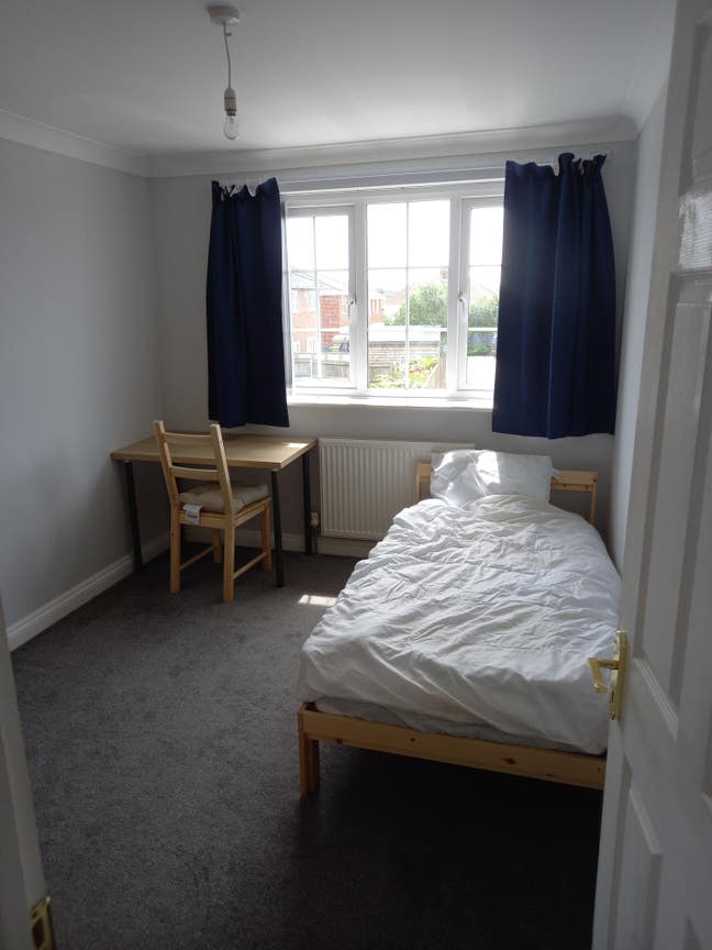 Quiet furnished room, garden, and parking Main Photo