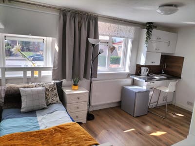 Modern Studio with Private Kitchen & En-Suite  Main Photo