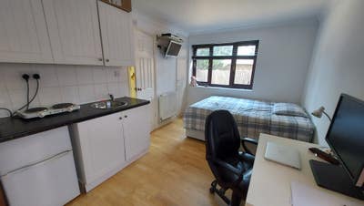 En-suite with kitchenette -  Canada Water Main Photo
