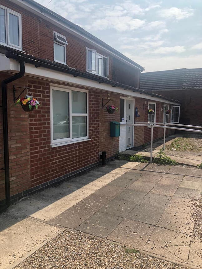 All inclusive Studio with parking. Couples welcome Main Photo