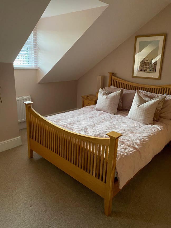 Lovely en-suite room in private house  Main Photo