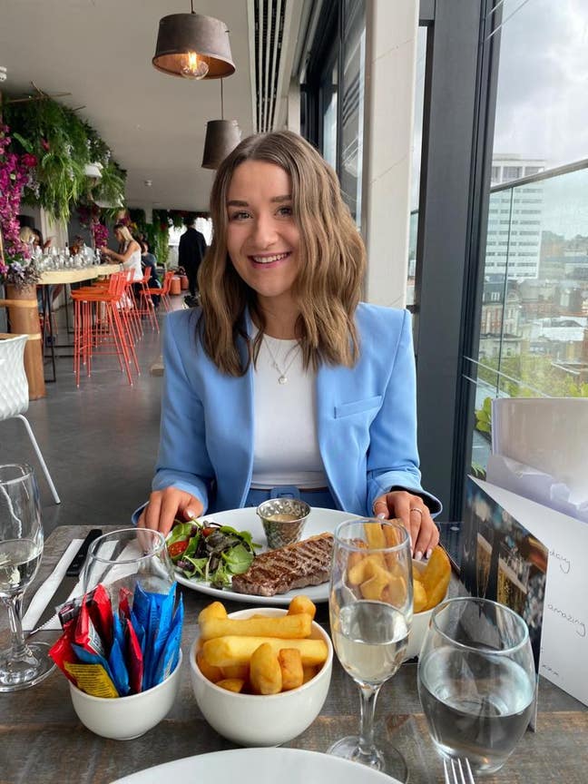 Professional female seeks a double room Main Photo