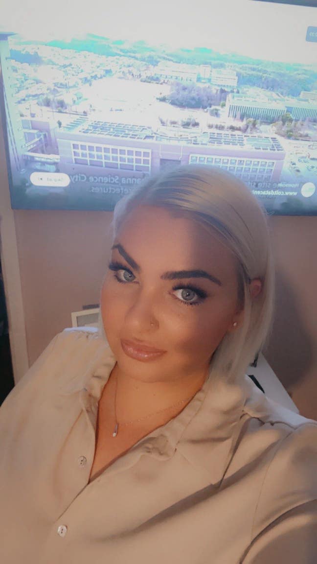 I am a professional female aged 38. I am look... Main Photo