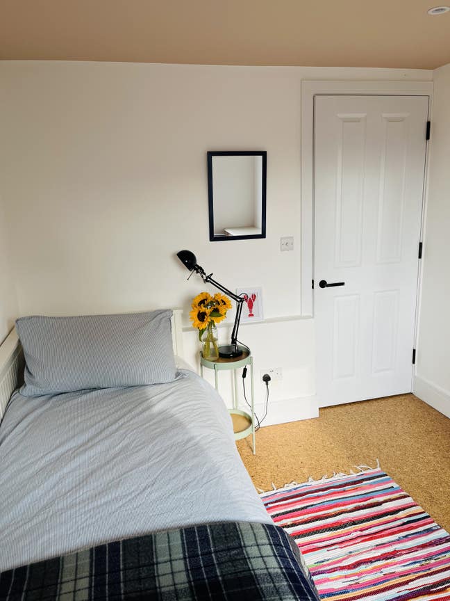 Cosy Room in Comfortable Home *Amazing Location*  Main Photo