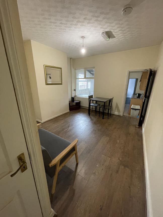 Single Room,  Available (755Wrd) Main Photo
