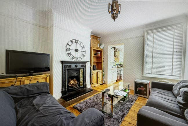 4 double rooms available 7 mins walk to town Main Photo