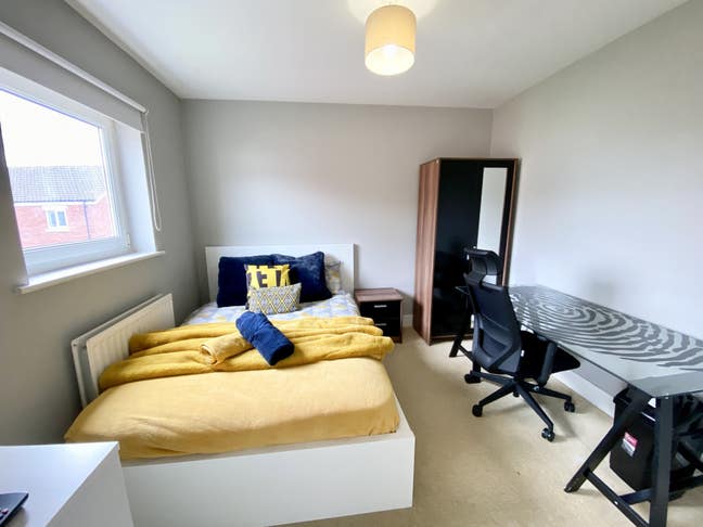 NEW! double room with Large ensuite with bath SN1  Main Photo