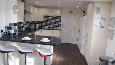 🍂Situated In Highly Sought After Downly 🍂 Main Photo