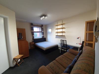 Fantastic Studio Apartment Close to Universities Main Photo